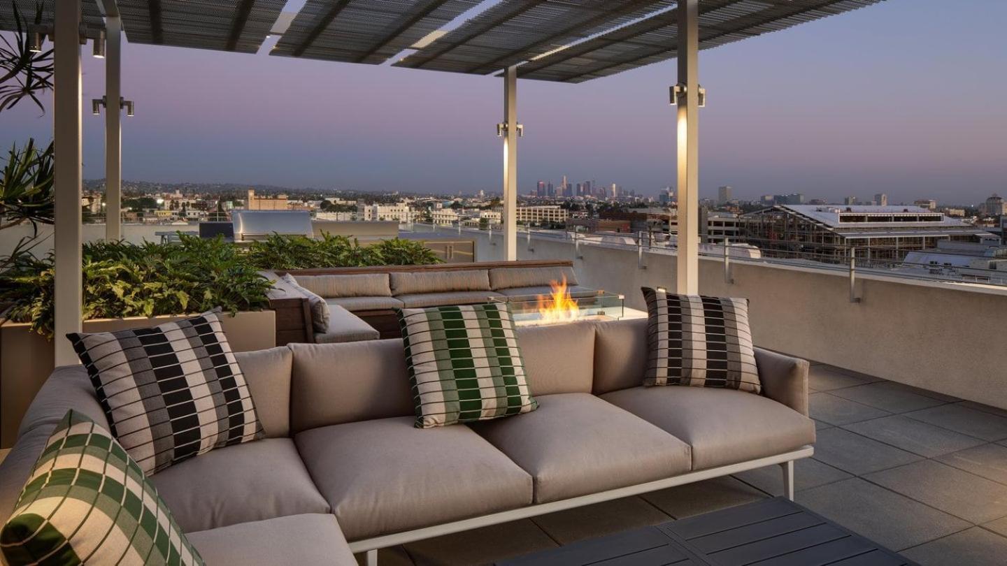 Hollywood Luxe 2br Retreat Pool&2freeparking Spots Apartment