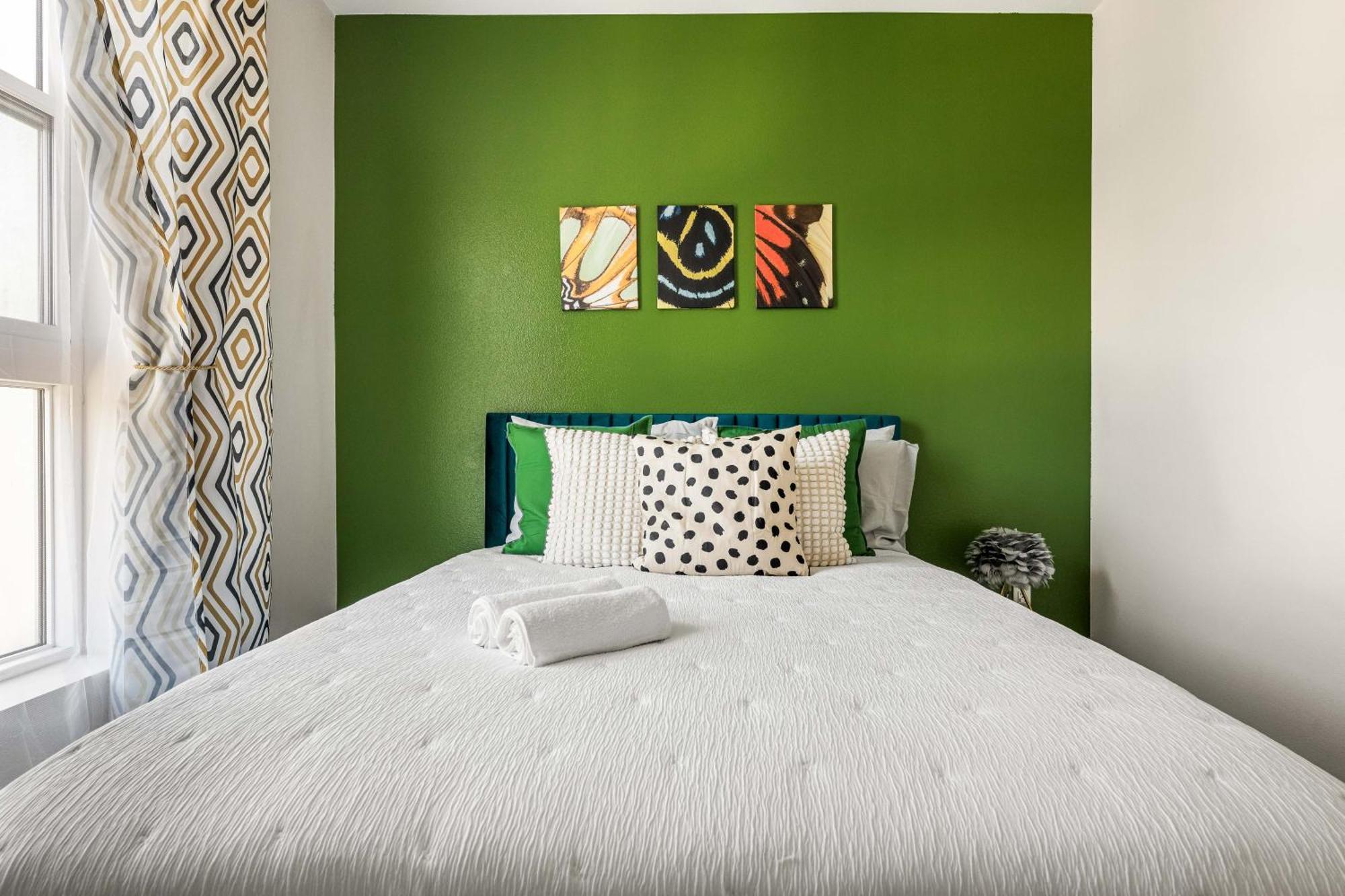 Hollywood Luxe 2br Retreat Pool&2freeparking Spots Apartment *
