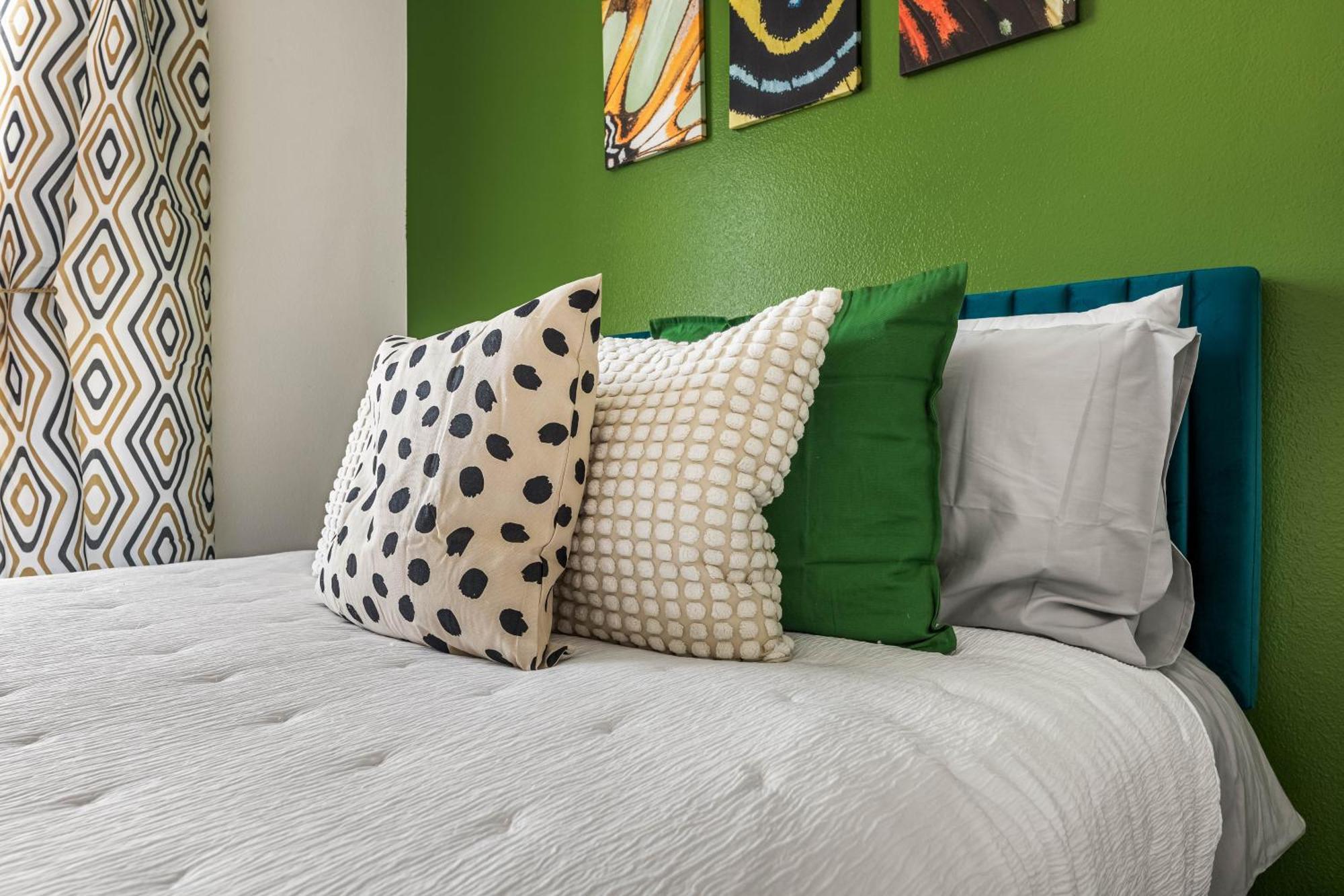 Hollywood Luxe 2br Retreat Pool&2freeparking Spots *