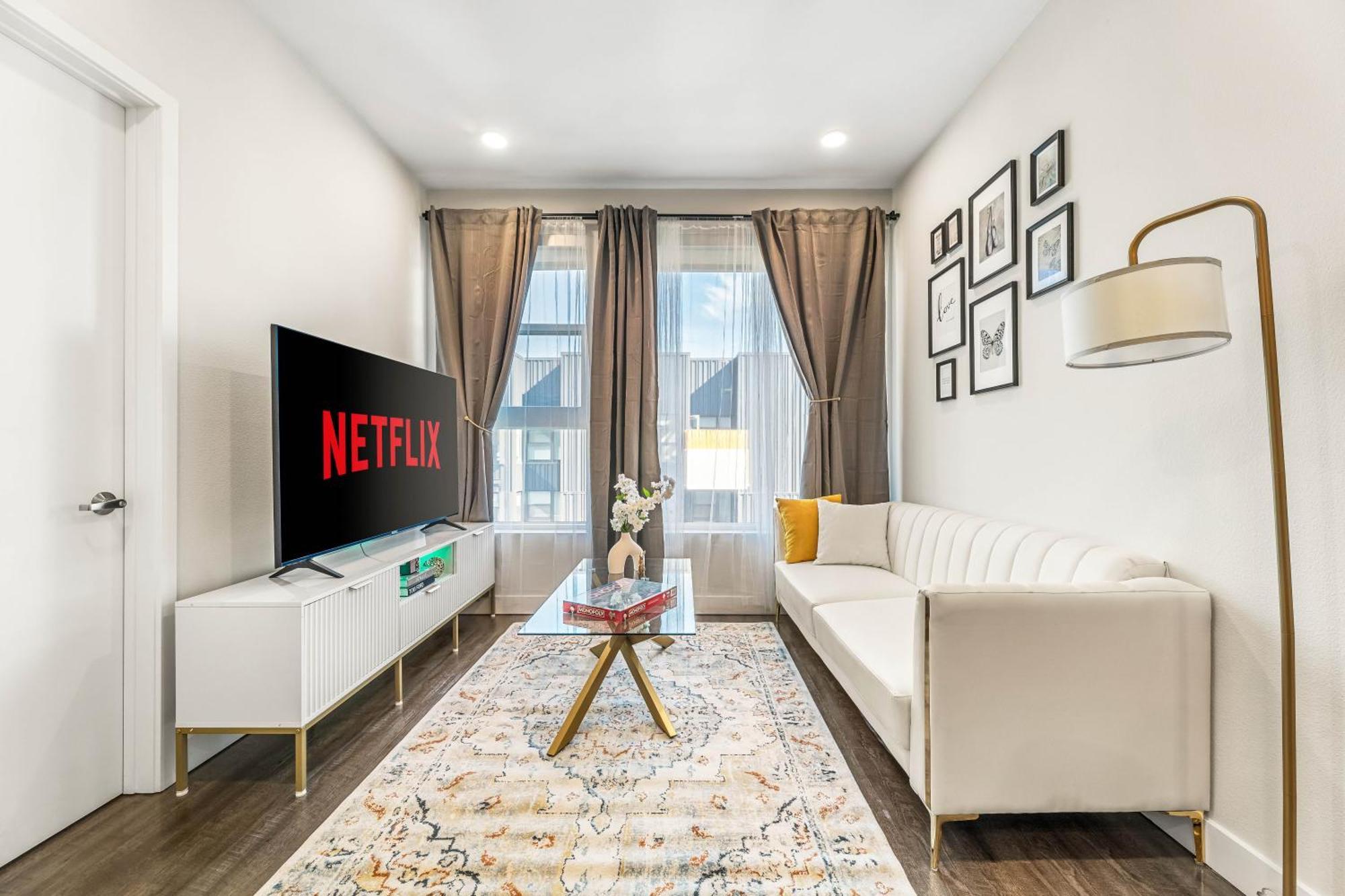 Hollywood Luxe 2br Retreat Pool&2freeparking Spots Apartment