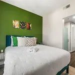 Hollywood Luxe 2Br Retreat Pool&2Freeparking Spots