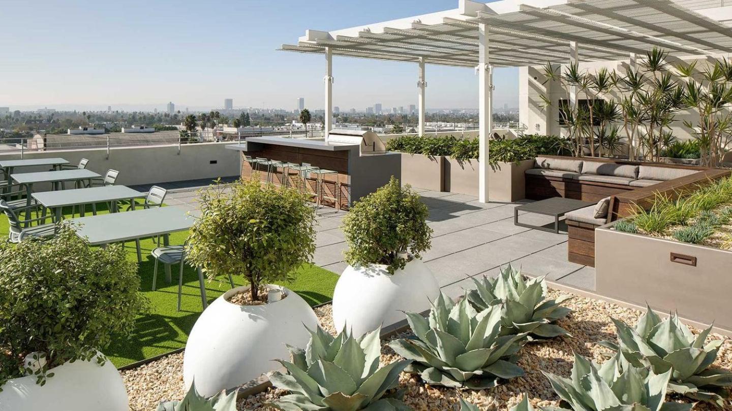 Hollywood Luxe 2br Retreat Pool&2freeparking Spots Apartment *