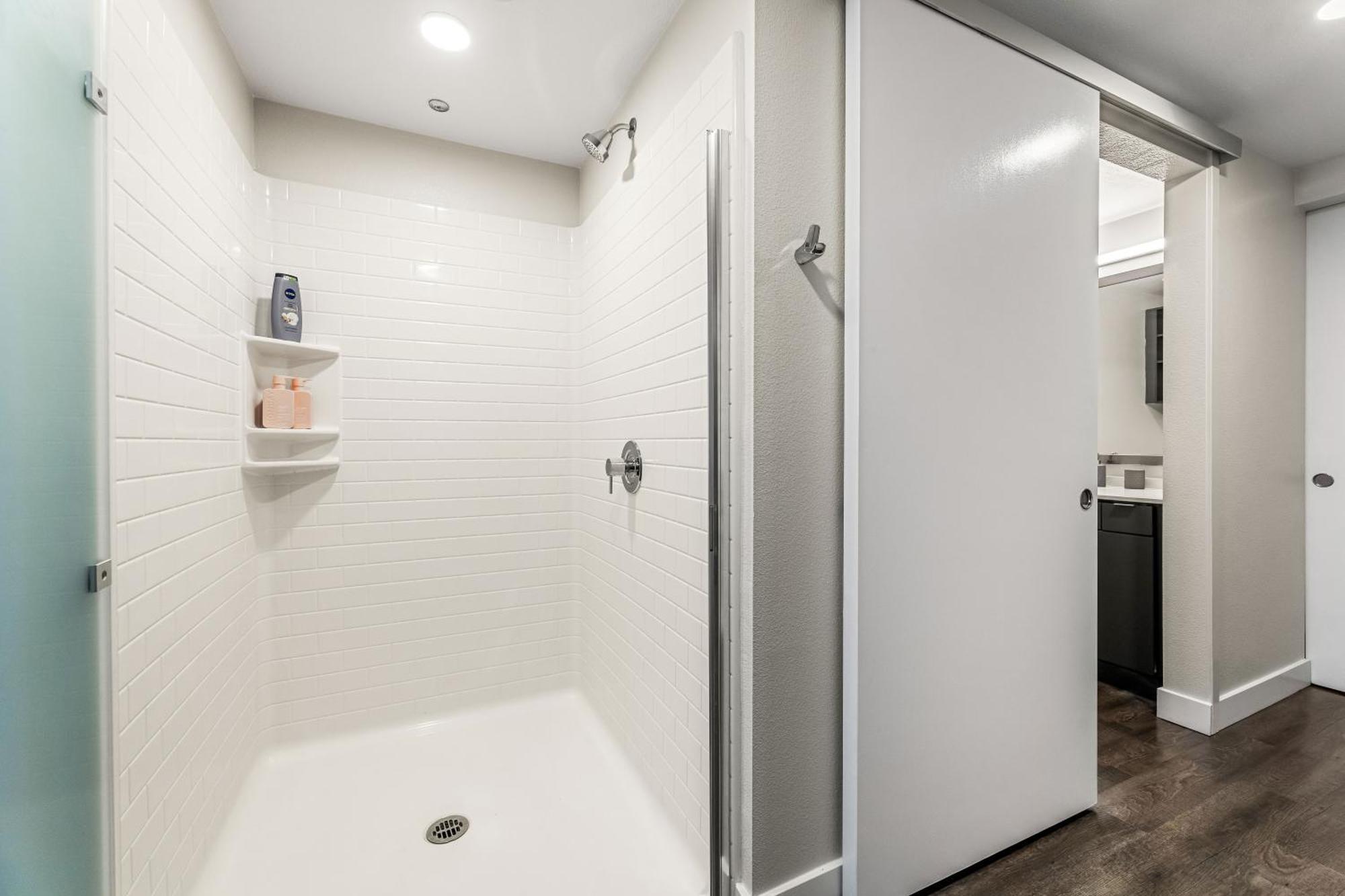 Hollywood Luxe 2br Retreat Pool&2freeparking Spots