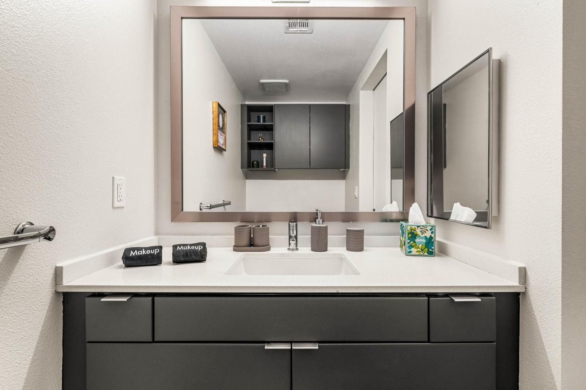 Hollywood Luxe 2br Retreat Pool&2freeparking Spots Apartment *