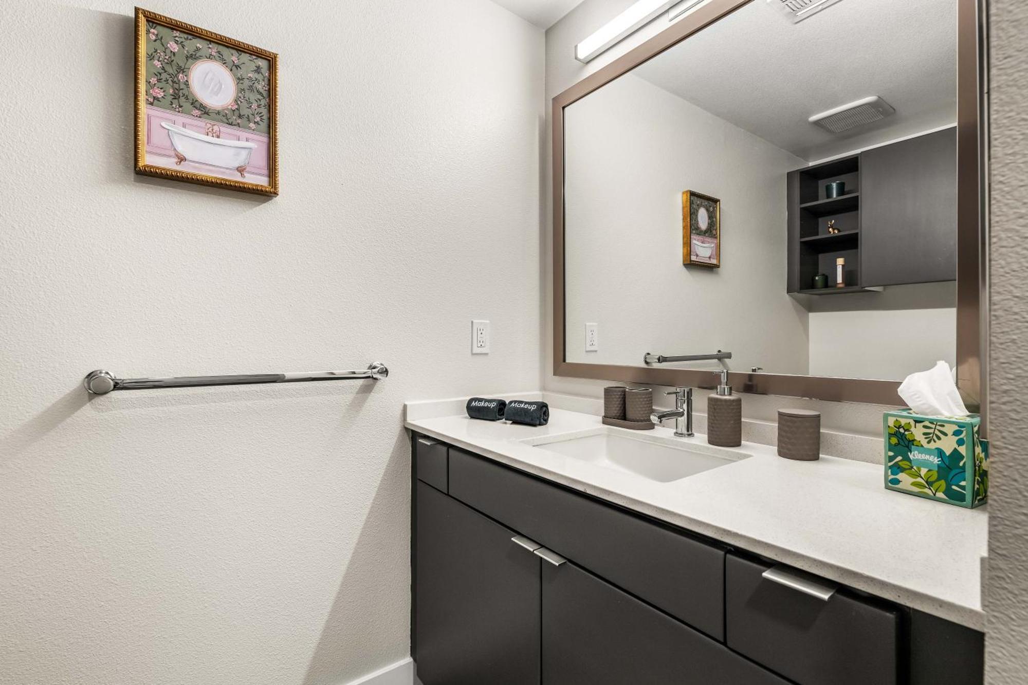 Hollywood Luxe 2br Retreat Pool&2freeparking Spots Apartment Los Angeles