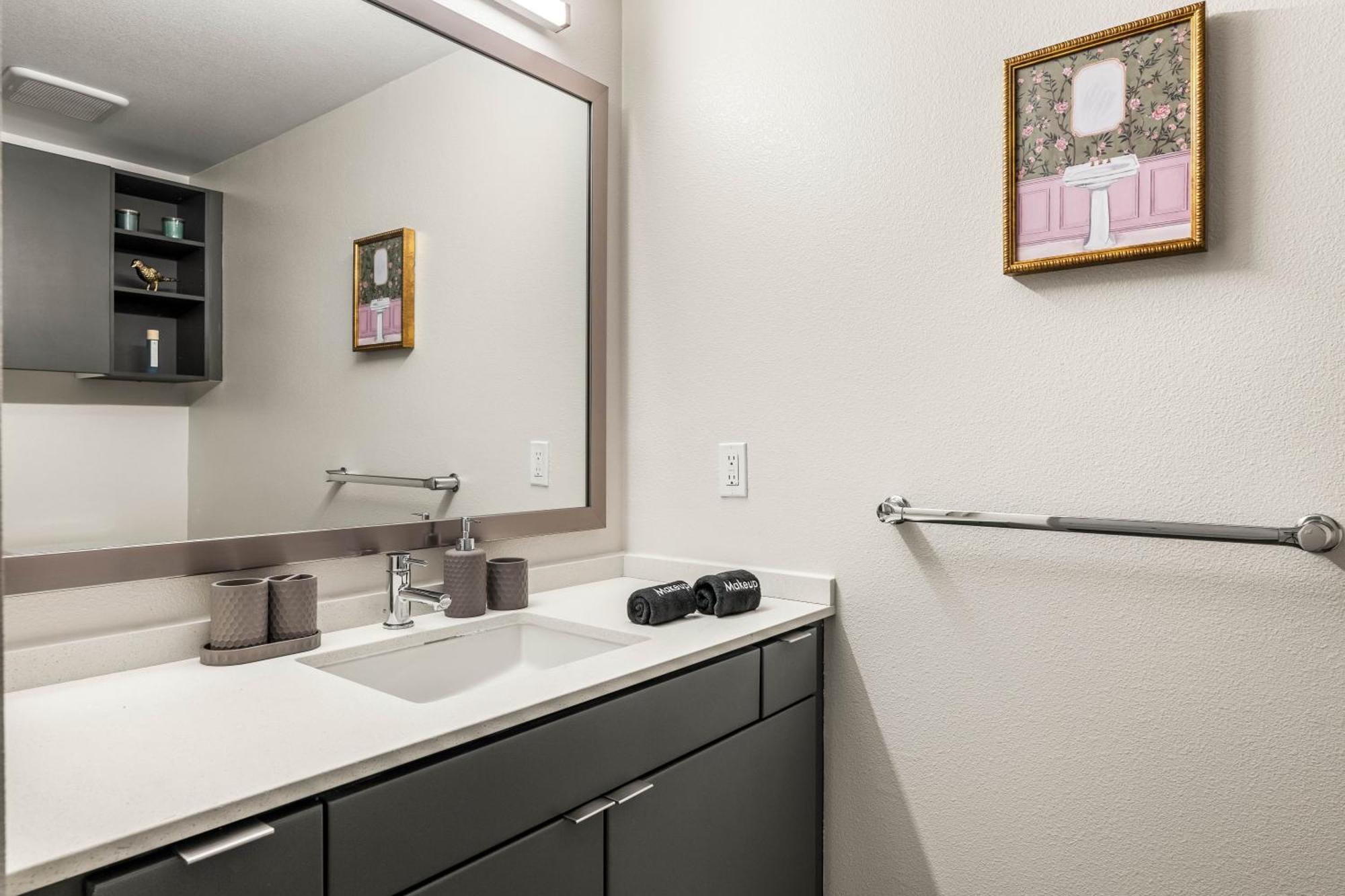 Hollywood Luxe 2br Retreat Pool&2freeparking Spots *
