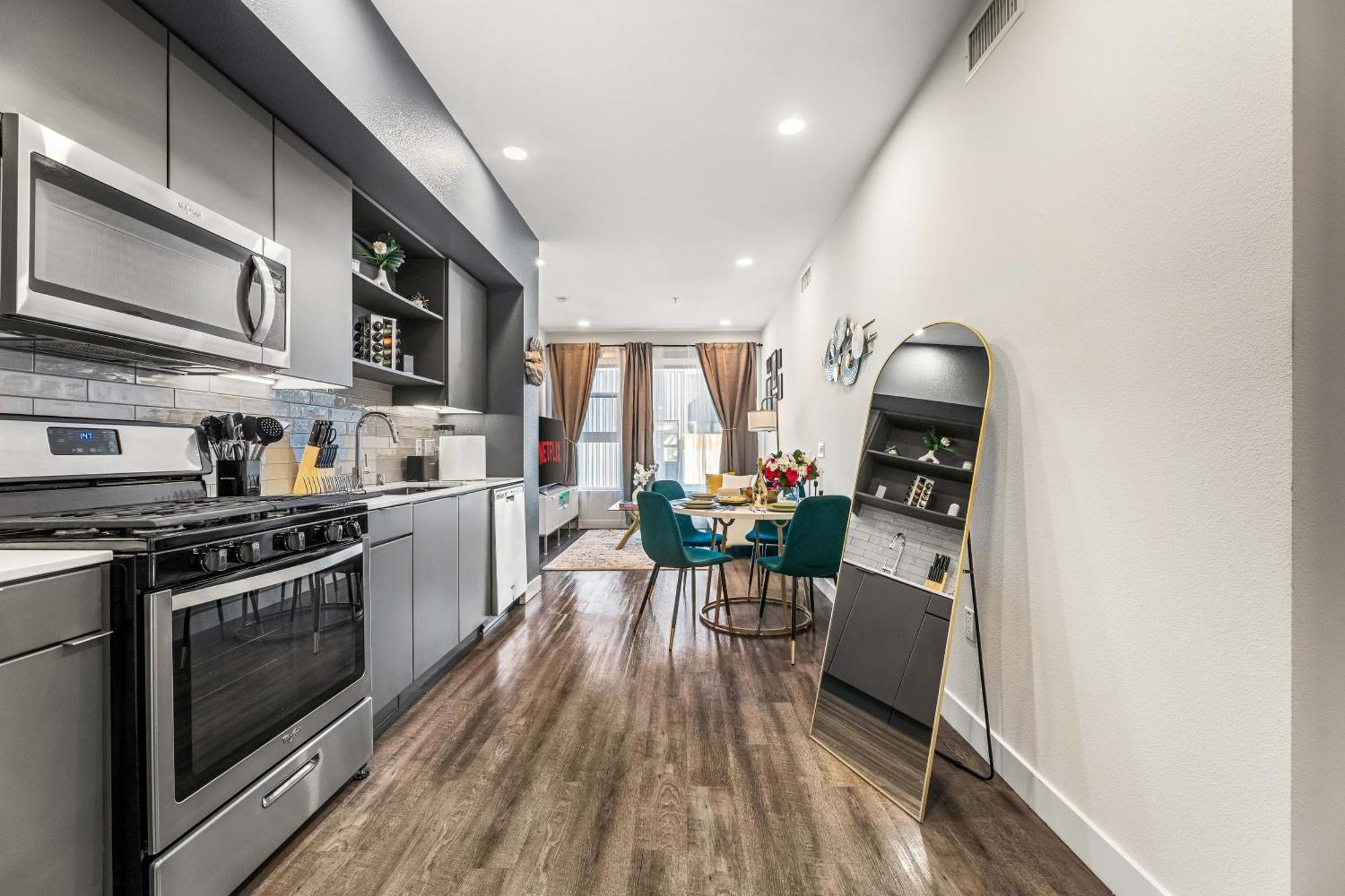 Hollywood Luxe 2br Retreat Pool&2freeparking Spots Apartment *
