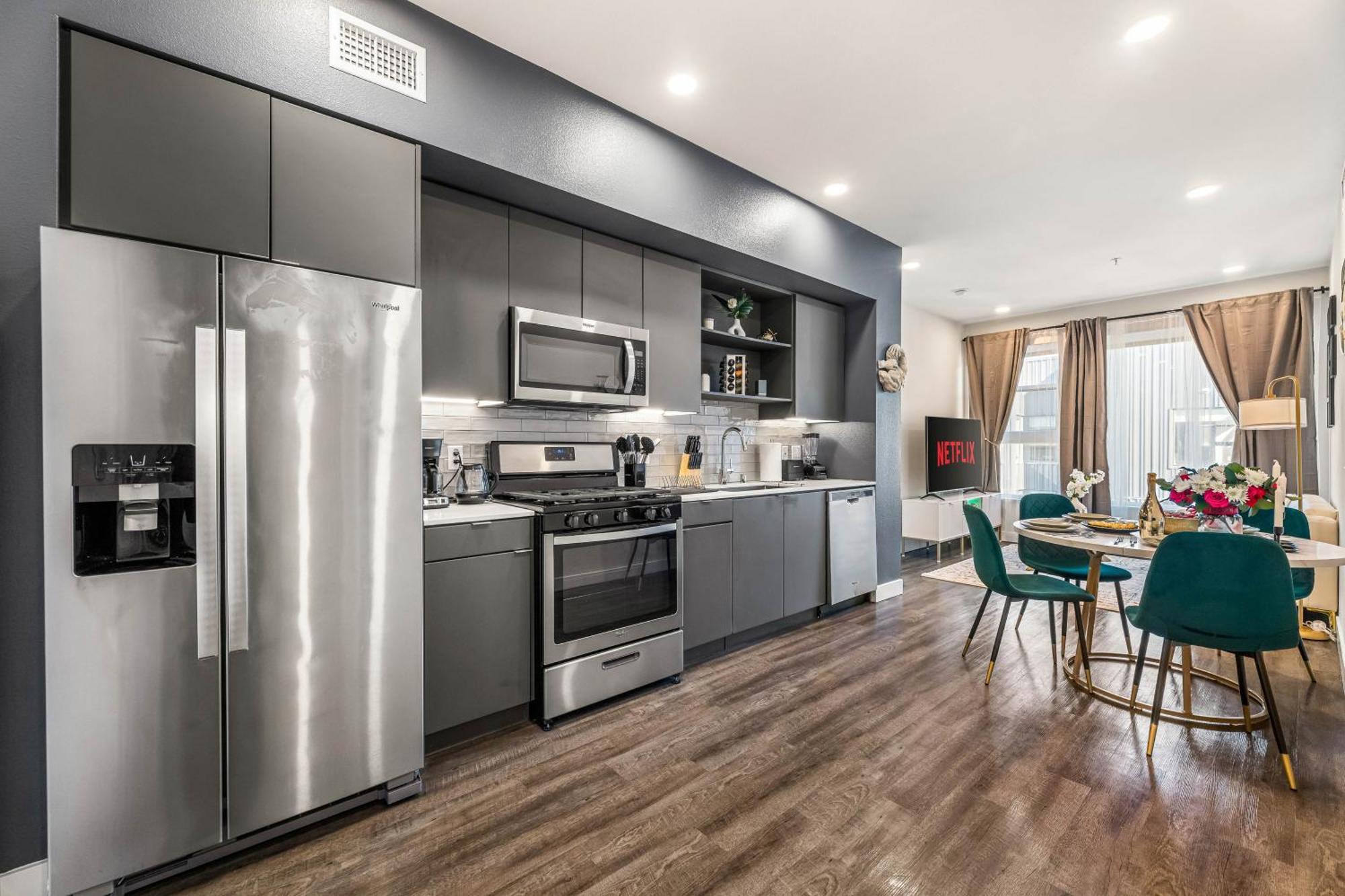 Hollywood Luxe 2br Retreat Pool&2freeparking Spots *