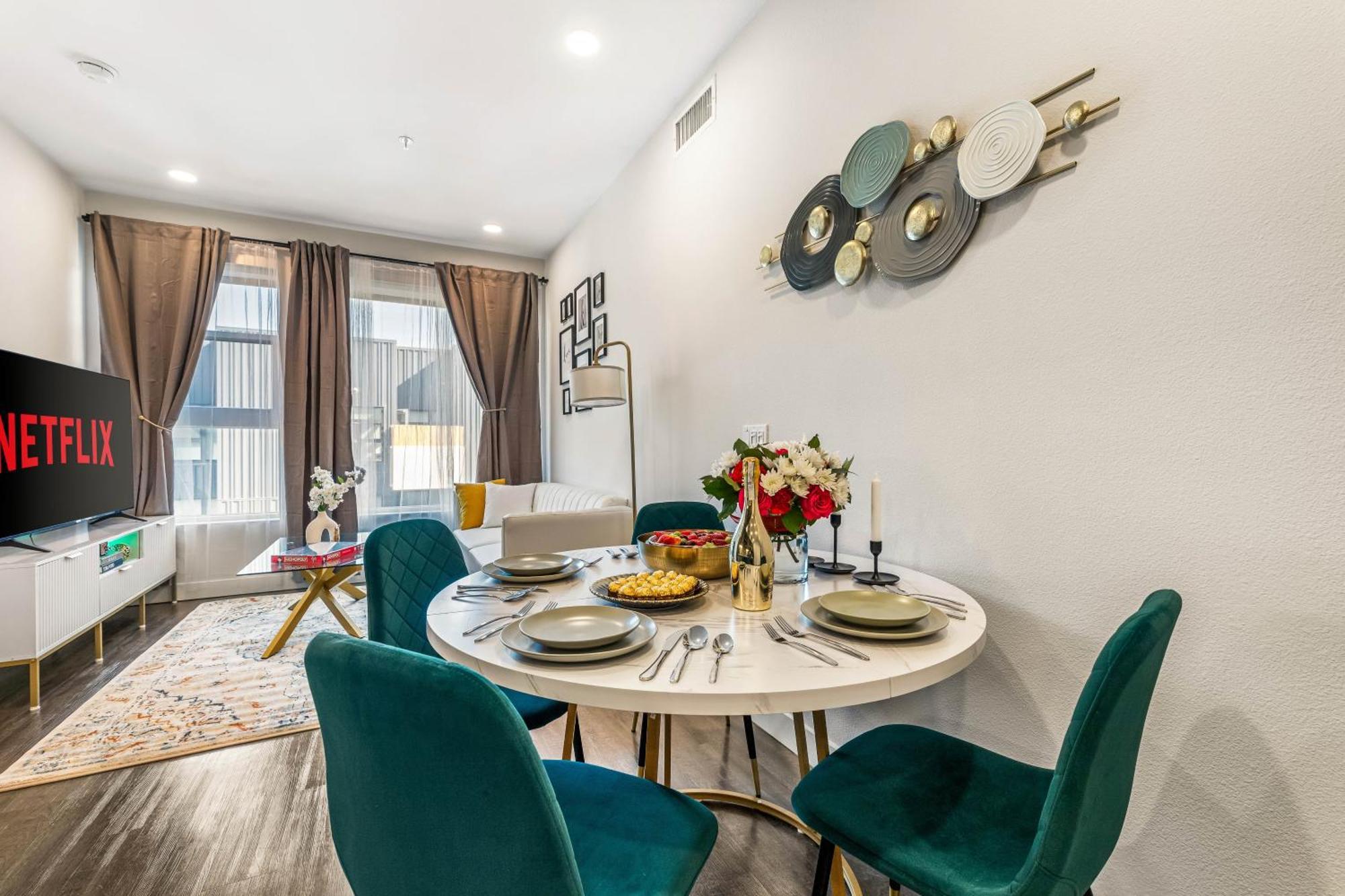 Hollywood Luxe 2br Retreat Pool&2freeparking Spots Apartment Los Angeles