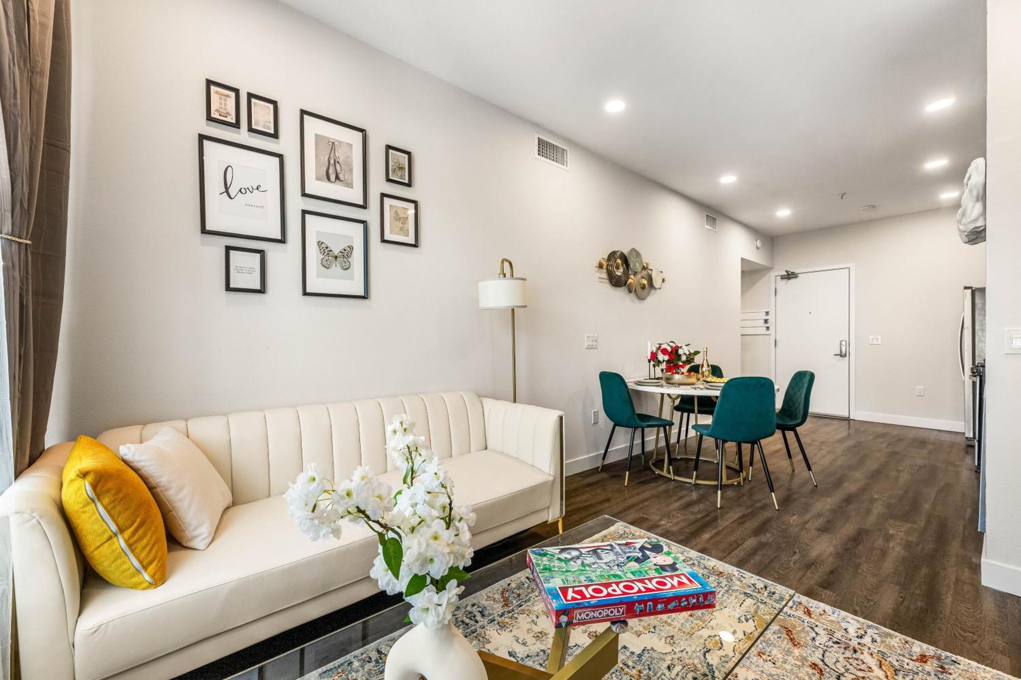 Hollywood Luxe 2br Retreat Pool&2freeparking Spots Apartment Los Angeles